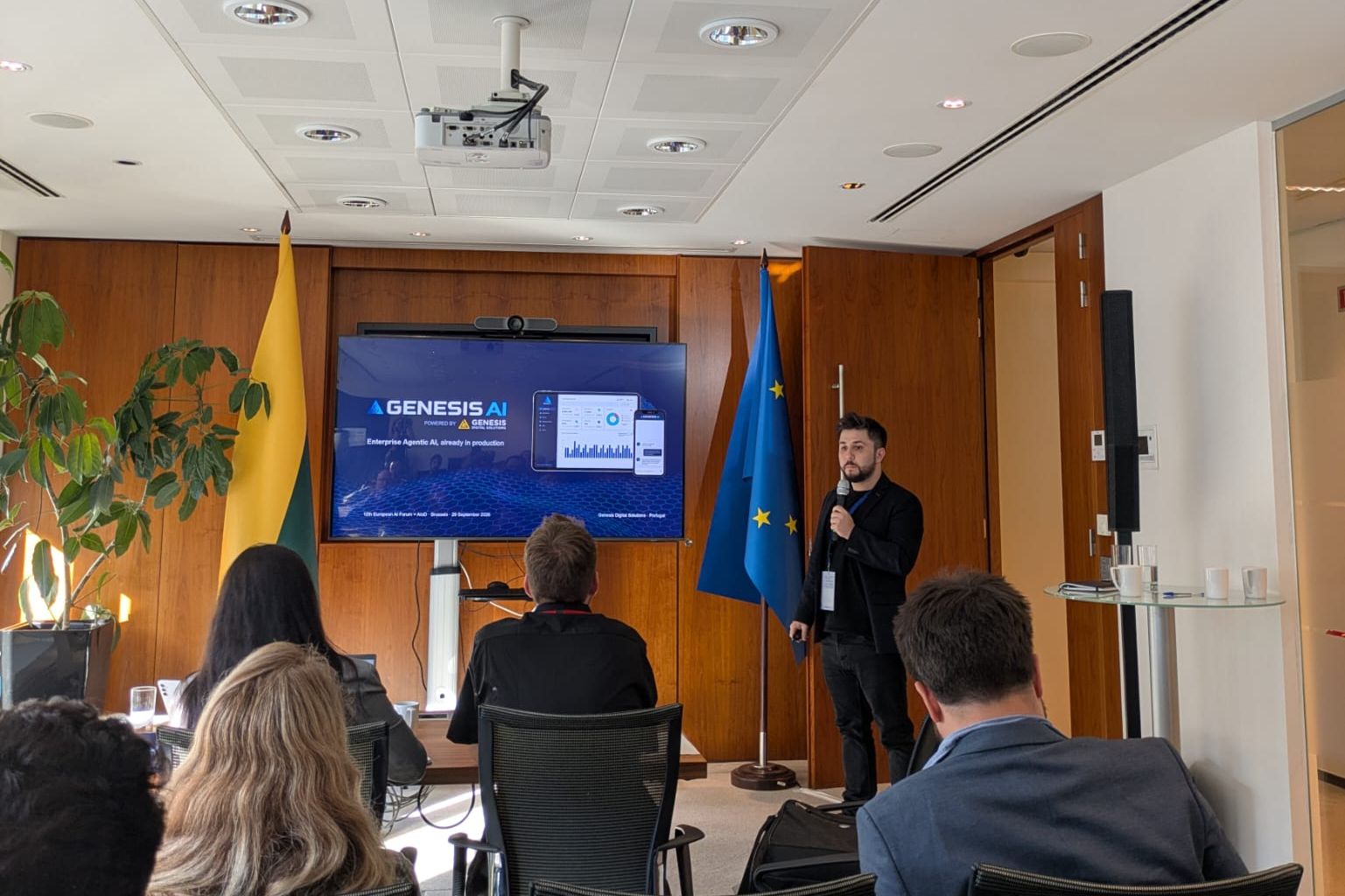 Miguel Pinto Ferreira a apresentar o Genesis AI no European AI Forum, em Bruxelas