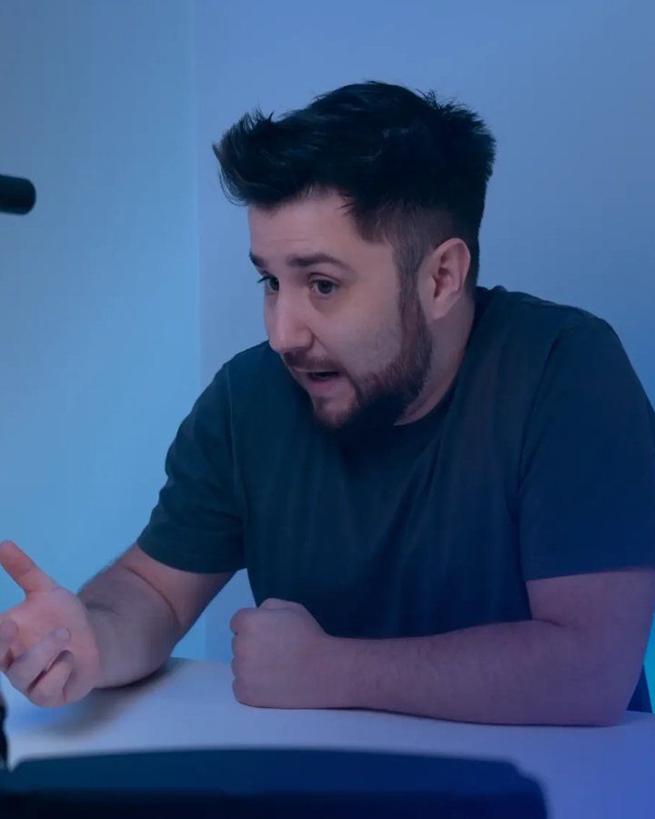 Miguel Pinto Ferreira, criador de conteúdo de tecnologia, no seu estúdio