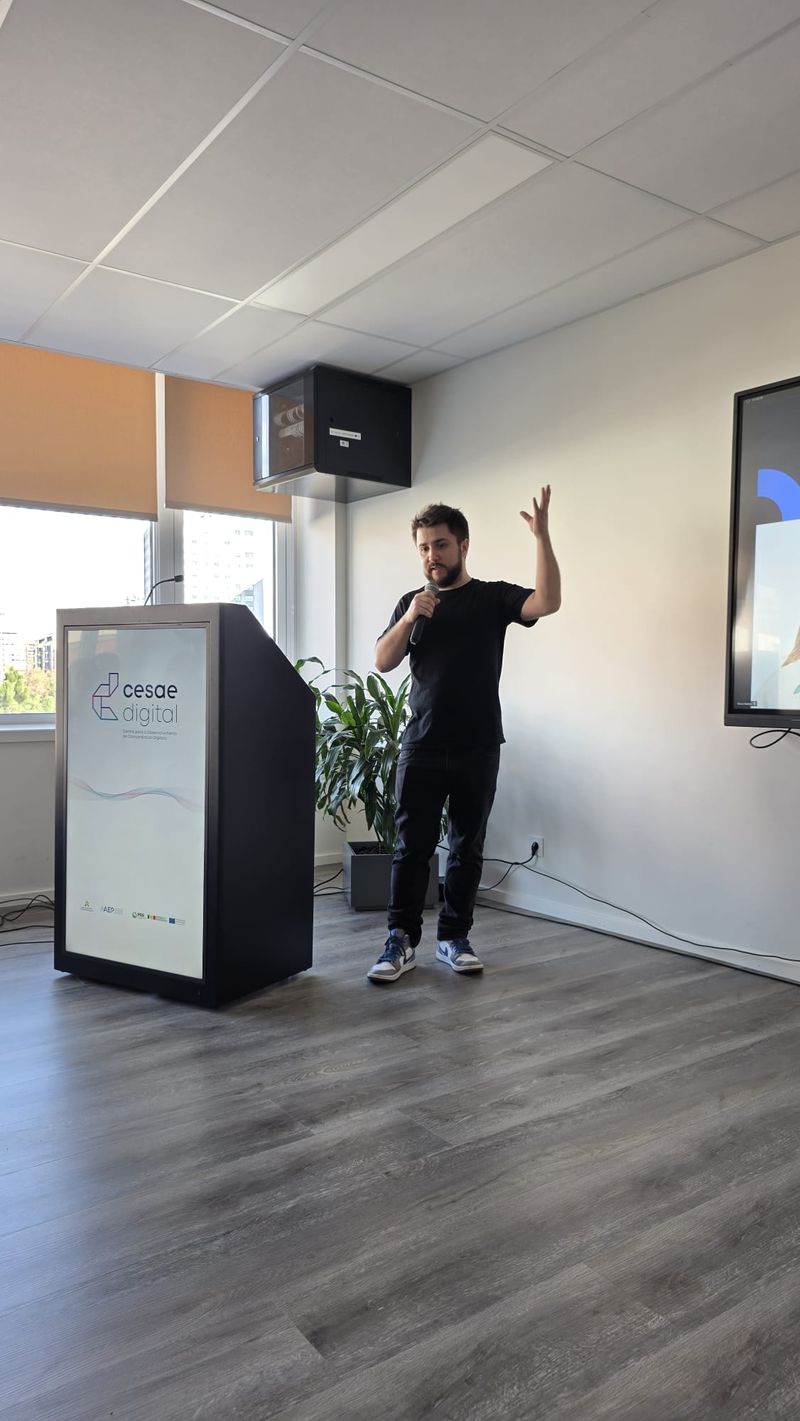 Miguel Pinto Ferreira a falar com o público numa palestra no CESAE Digital